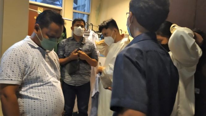 Wawancara di sakristi setelah Misa---